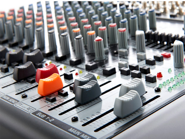 Mixer de Áudio - Behringer Xenyx X1832 USB 