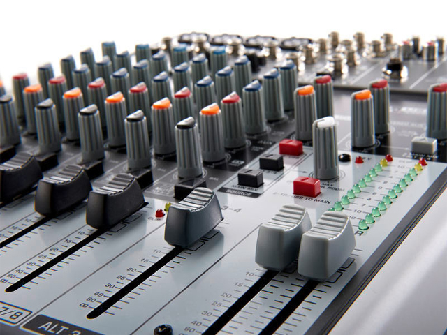 Mixer de Áudio - Behringer Xenyx 1204 USB