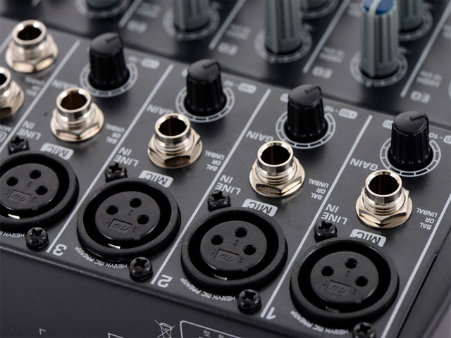 Mixer de Áudio - Behringer Xenyx 1202