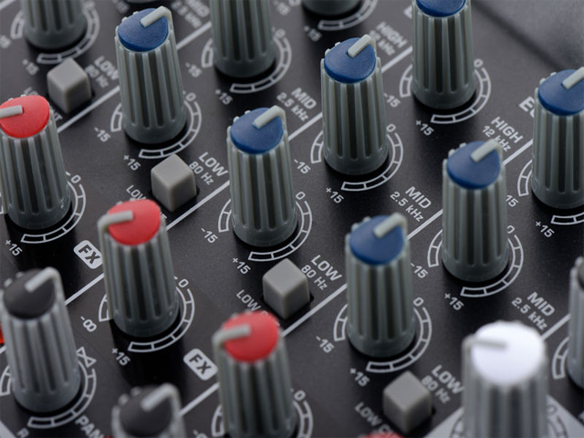 Mixer de Áudio - Behringer Xenyx 1202