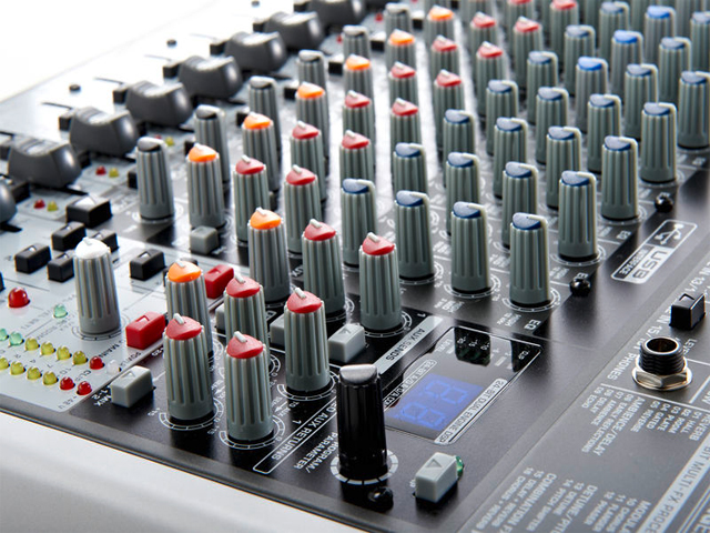 Mixer de Áudio - Behringer Xenyx X2222 USB