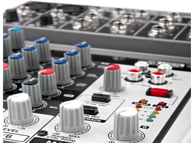 Mixer de Áudio - Behringer Xenyx Q 802 USB