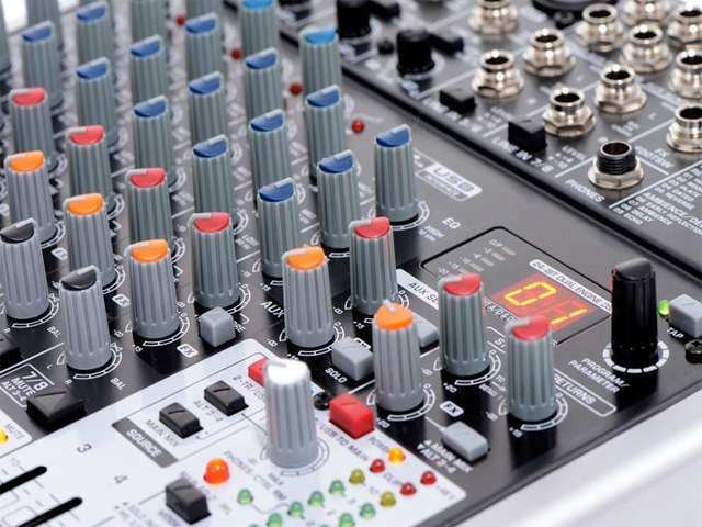 Mixer de Áudio - Behringer Xenyx X1204 USB 