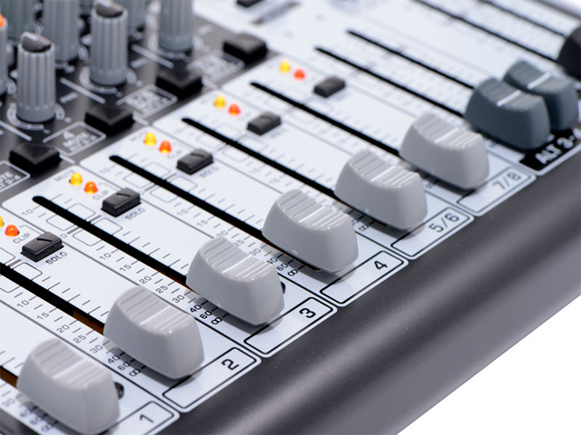 Mixer de Áudio - Behringer Xenyx X1204 USB 