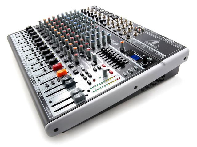 Mixer de Áudio - Behringer Xenyx X1832 USB 