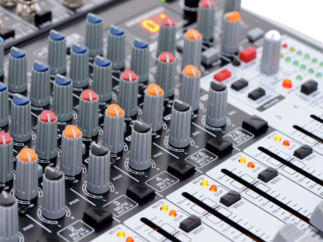 Mixer de Áudio - Behringer Xenyx X1204 USB 