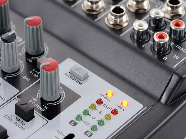 Mixer de Áudio - Behringer Xenyx 1202