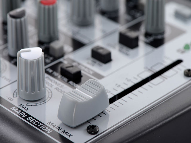 Mixer de Áudio - Behringer Xenyx 1202