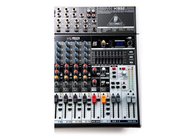 Mixer de Áudio - Behringer Xenyx X1832 USB 