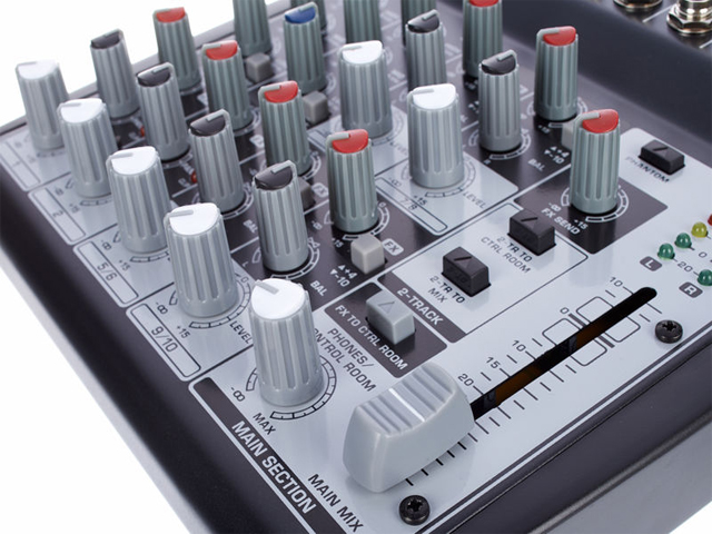 Mixer de Áudio - Behringer Xenyx 1002